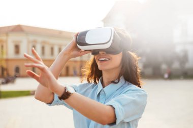 VR-kulaklık gözlük kullanan kadın.