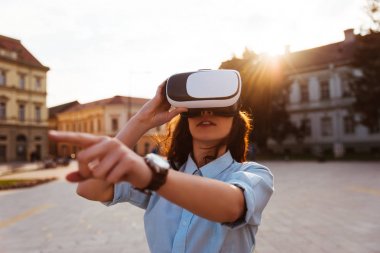 VR-kulaklık gözlük kullanan kadın.