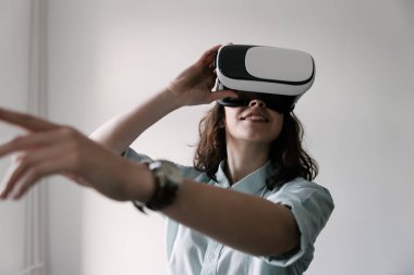 VR-kulaklık gözlük kullanan kadın.