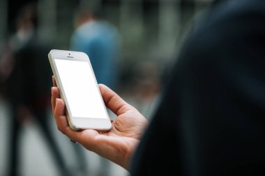 Akıllı telefon tutan bir kadın.