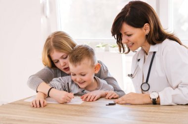 doktor ofisinde çocuklarla oynarken