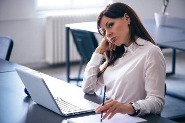 Dizüstü bilgisayarla çalışan kadın.