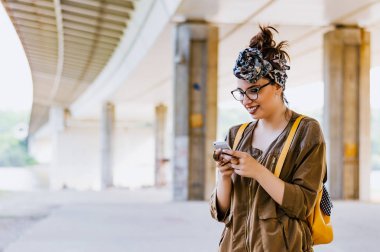 cep telefonu kullanan kadın