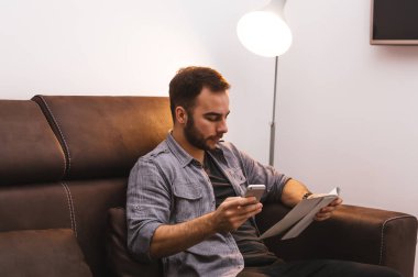 İşadamı okuma dergi evde