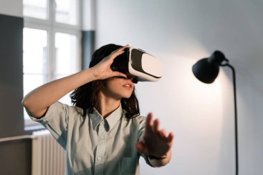 VR-kulaklık gözlük kullanan güzel kadın.