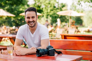 sokak kafede oturan adam 