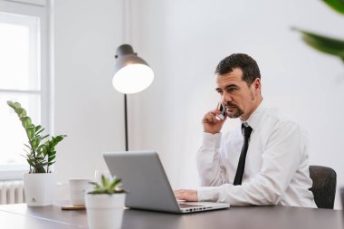 cep telefonu kullanan olgun bir adam