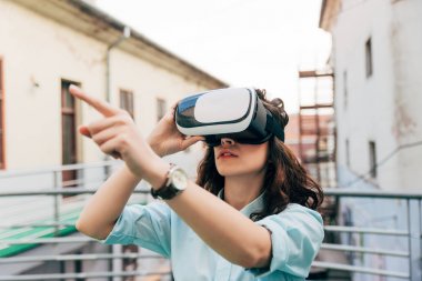 VR-kulaklık gözlük kullanan güzel kadın.