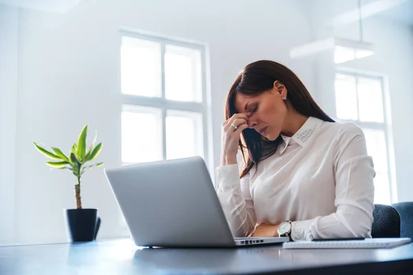 Vrouw op kantoor werkt met laptop — Stockfoto