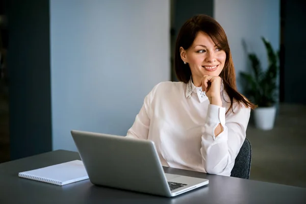 Businesswoman pracuje w biurze — Zdjęcie stockowe