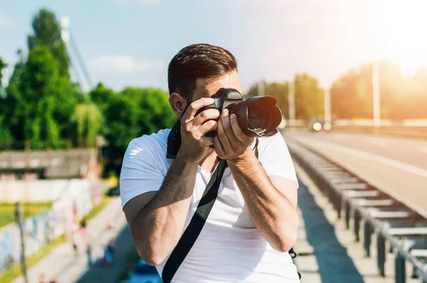 Man photographing highway road — Stock Photo, Image