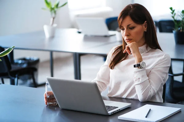 Donna in ufficio che lavora con il computer portatile — Foto Stock