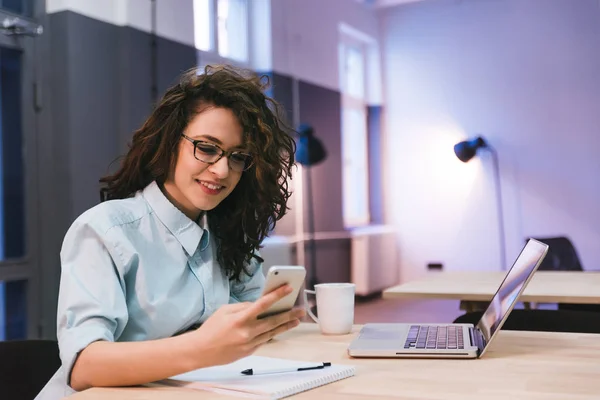 Menina usando smartphone — Fotografia de Stock