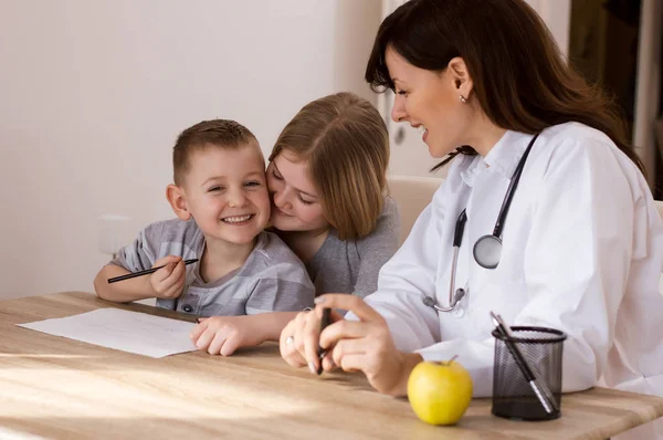 Dokter spelen met kinderen in kantoor — Stockfoto