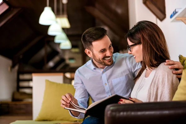 Pareja romántica leyendo libro — Foto de Stock