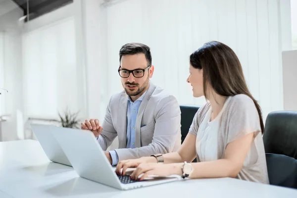 Geschäftspartner arbeiten — Stockfoto