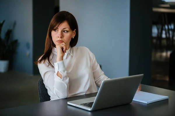 Donna in ufficio che lavora con il computer portatile — Foto Stock