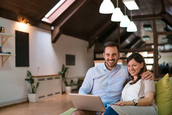 Bilgisayarlı mutlu çift 