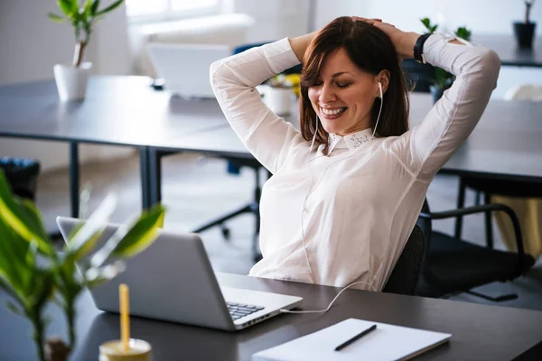 Businesswoman relaxing in offfice — Stock Photo, Image