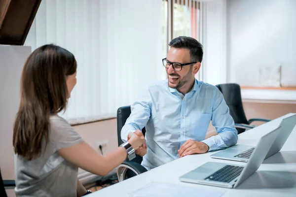 Collaborateurs d'entreprises travaillant — Photo