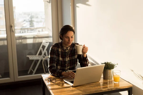 Mujer trabajando en el escritorio de oficina —  Fotos de Stock