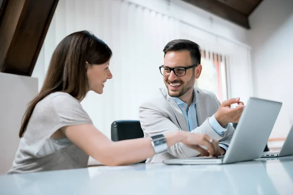 Geschäftspartner arbeiten — Stockfoto