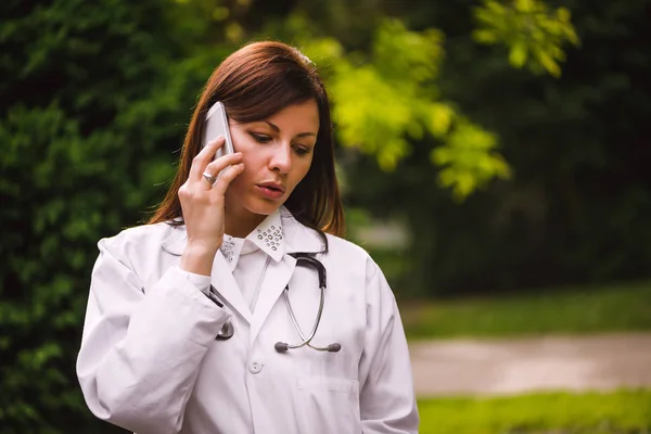 Medico Parlare al telefono — Foto Stock