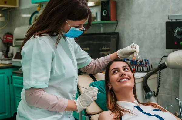 Leczenie stomatologiczne pacjenta — Zdjęcie stockowe