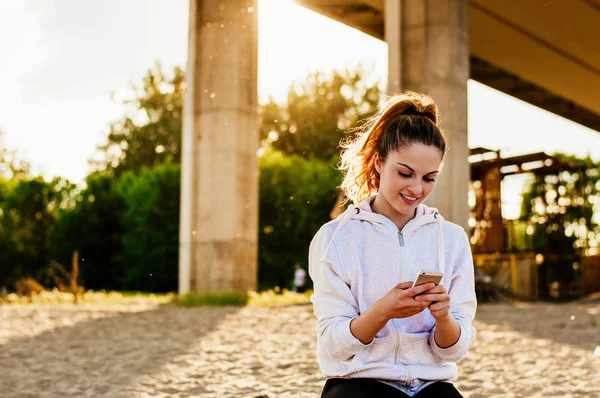 Mujer enviando mensaje de texto — Foto de Stock