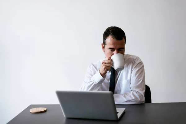 Hombre de negocios seguro usando el ordenador portátil —  Fotos de Stock