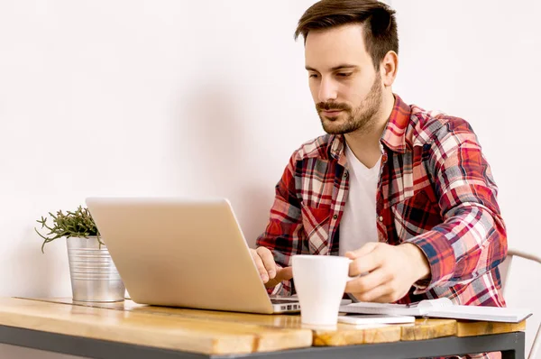 Hombre trabajando en el escritorio con el ordenador portátil . —  Fotos de Stock