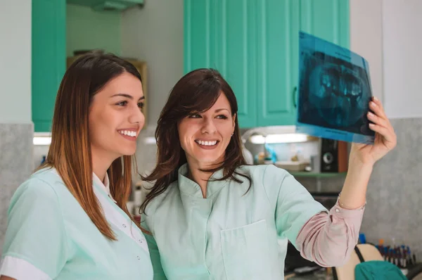 Dentista examinando paciente de rayos X — Foto de Stock