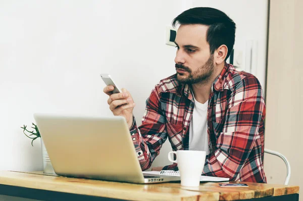 Hombre trabajando en el escritorio con el ordenador portátil . — Foto de Stock