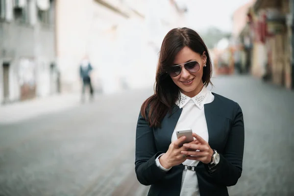 Mulher usando telefone celular na rua — Fotografia de Stock