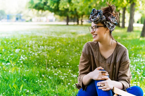 Bonita mujer joven en estilo hipster —  Fotos de Stock