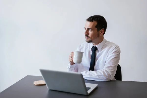 Hombre de negocios seguro usando el ordenador portátil —  Fotos de Stock