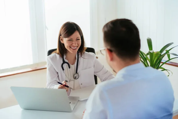 Patientrådgivning med läkare på sjukhus — Stockfoto