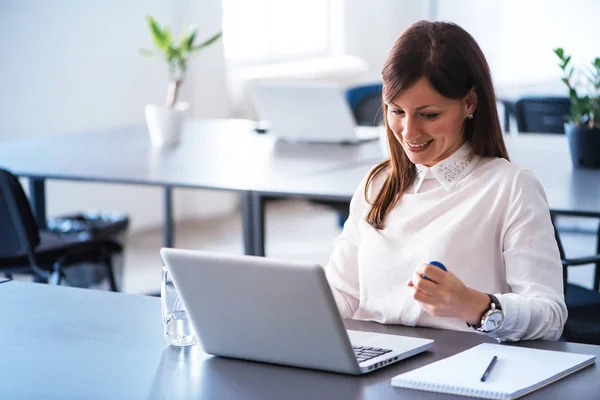 Businesswoman working in office — Stock Photo, Image