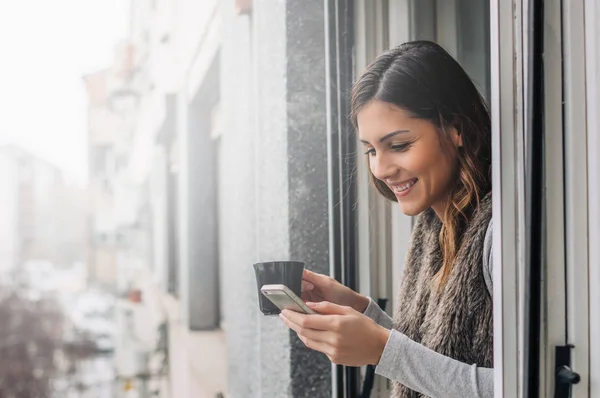 Mujer sosteniendo teléfono inteligente — Foto de Stock