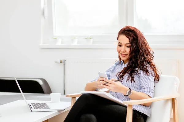 Mulher de negócios com laptop — Fotografia de Stock