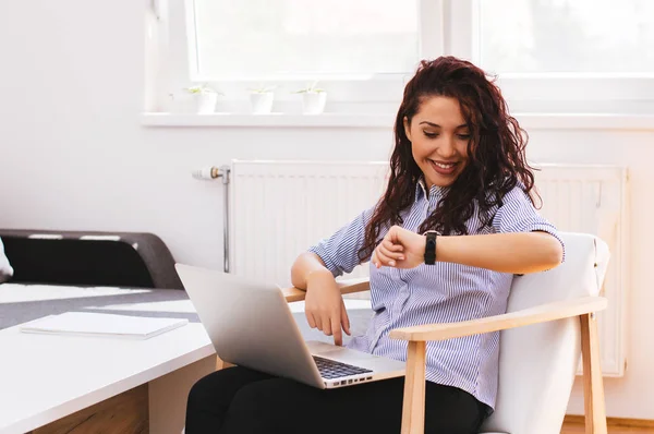 Mujer de negocios con portátil — Foto de Stock