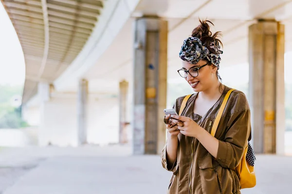 Mujer usando teléfono celular — Foto de Stock