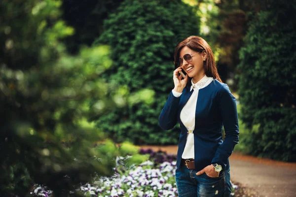 Atractiva empresaria usando smartphone — Foto de Stock