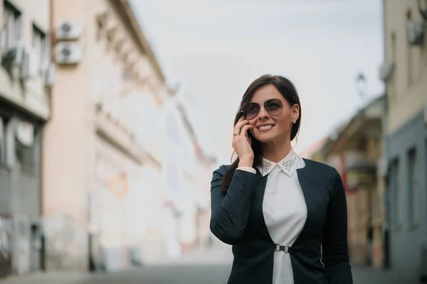 Empresaria usando teléfono móvil — Foto de Stock