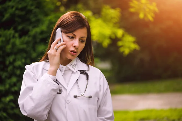 Medico che parla al telefono all'aperto — Foto Stock