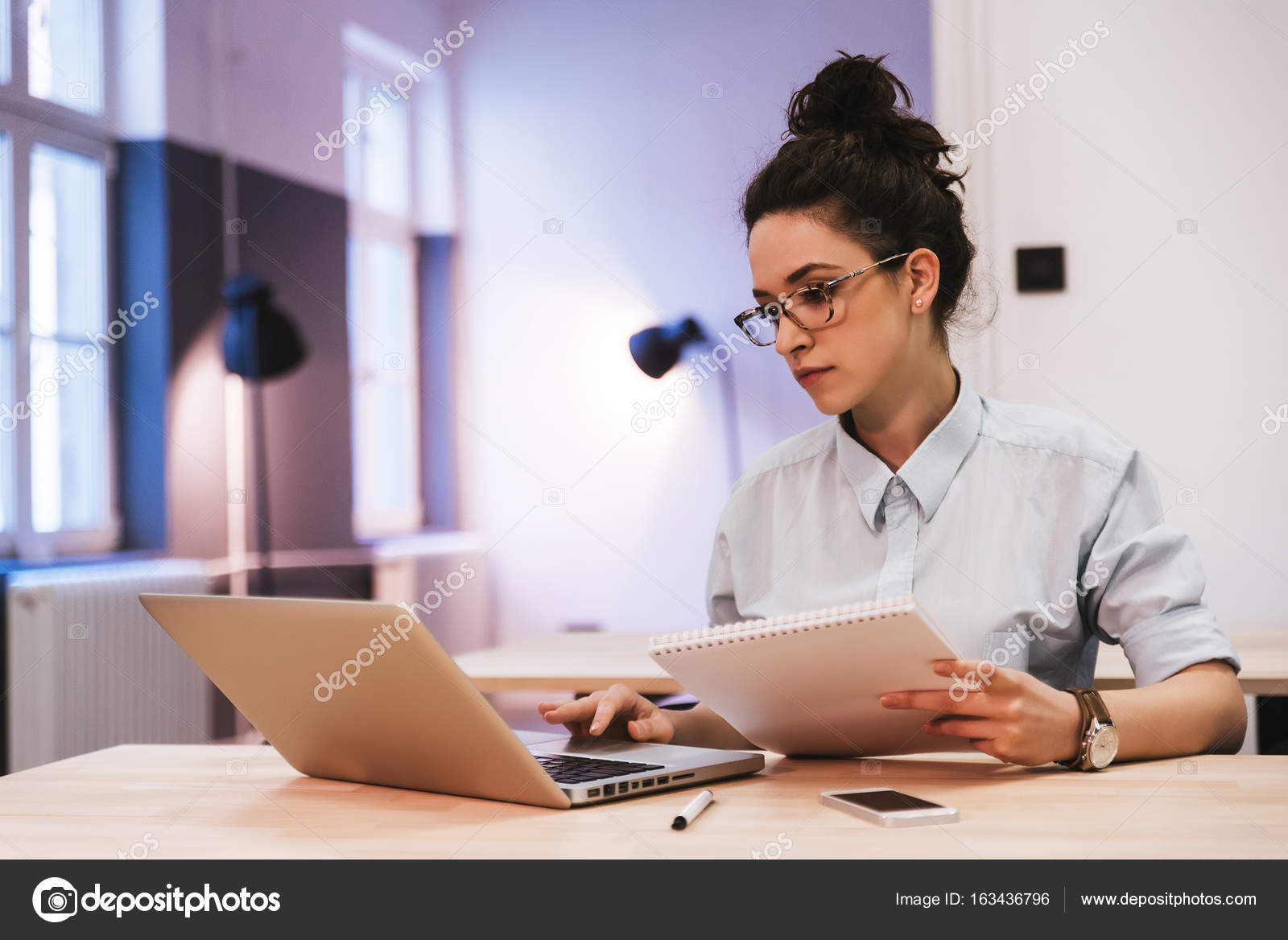 Разработка программирование. Цифровой учитель. Программист. Choosing a career as a computer. Студент за учебниками.