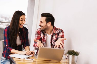 Genç çiftin birlikte çalışma 