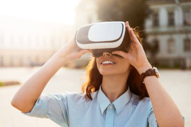 sanal gerçeklik gözlük kullanan kız