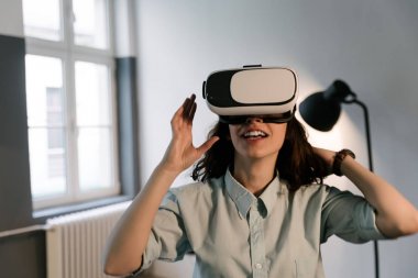 Neşeli genç kız Vr kulaklık 
