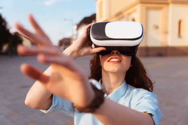 sanal gerçeklik gözlük kullanan kız